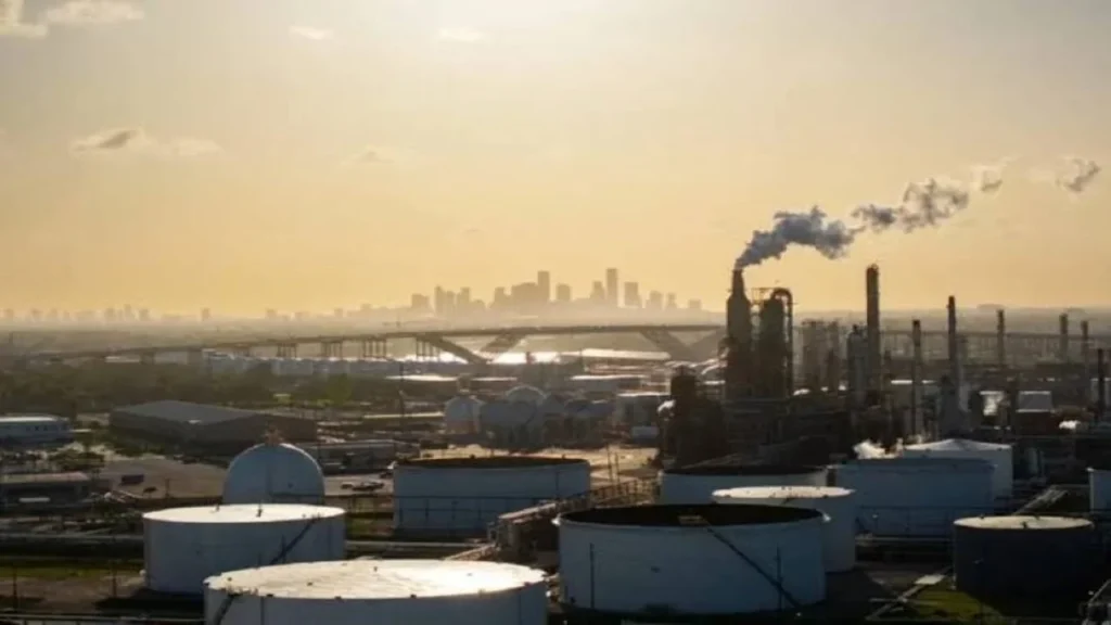 سعر خام برنت يتجاوز 103 دولارات وسط تصاعد التوترات الجيوسياسية في الأسواق العالمية